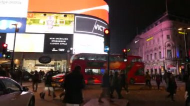 Piccadilly Circus gece Timelapse - eğri