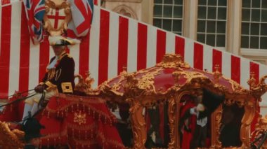 Meclis üyesi selamlıyor kalabalıktan bir geleneksel altın araba Londra, İngiltere