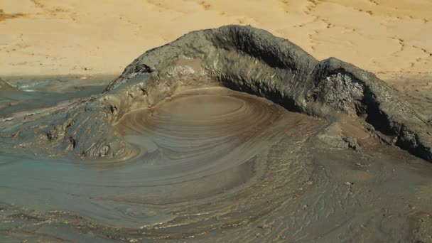 Vista panorámica de un volcán de barro en una aldea remota — Vídeos de Stock