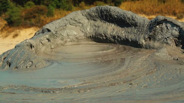 Gros plan sur un volcan de boue dans un village éloigné — Video