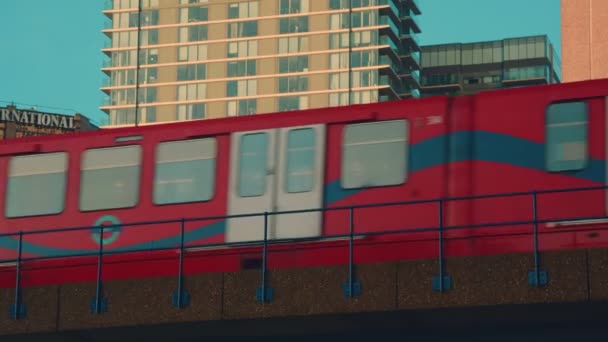 Στενή-up Shot από ένα τρένο Dlr διασχίζουν μια γέφυρα — Αρχείο Βίντεο