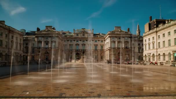 Fontes de água de purting em Somerset House, Londres Reino Unido — Vídeo de Stock