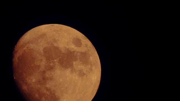 Ultra Primer plano de una luna muy grande — Vídeo de stock