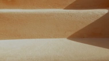 Sarı Merdivenli Geleneksel Akdeniz Evi'nin Çekiminin Kurulması