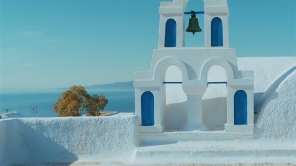 Traditionelle kykladische Mittelmeerkirche mit Blick auf das Meer — Stockvideo