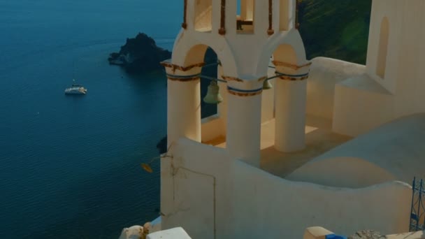 Plan rapproché d'une église méditerranéenne cycladique à dôme bleu traditionnel 