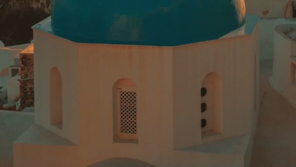 Création d'un plan rapproché d'une église cycladique traditionnelle à dôme bleu et de la mer Égée — Video