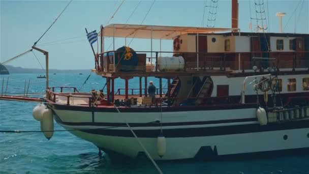Close-up shot van een Griekse boot afgemeerd in de Egeïsche zee — Stockvideo