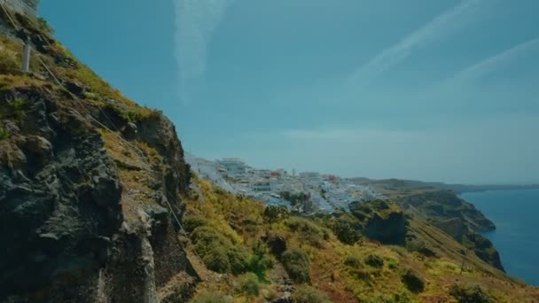 Amplia vista aérea de un pueblo cicládico mediterráneo, mar y cielo — Vídeos de Stock