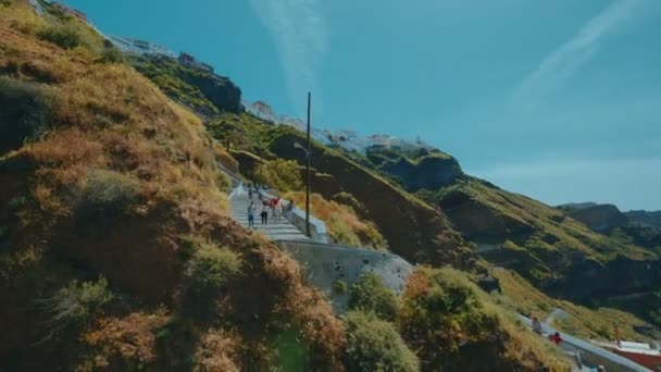 Flygvy över en medelhavs kykladisk by, hav och himmel som visar människor ridning åsnor — Stockvideo