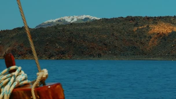 Средиземноморский круиз приближается к вулканическому острову с навигационными подробностями — стоковое видео