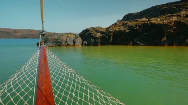 Στατική πανοραμική βολή των γαλαζοπράσινα ύδατα της Μεσογείου που παρατηρείται από ένα ιστιοφόρο σκάφος — Αρχείο Βίντεο