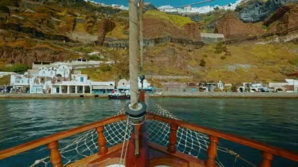 Segeln durch das Mittelmeer im Anflug auf Land — Stockvideo
