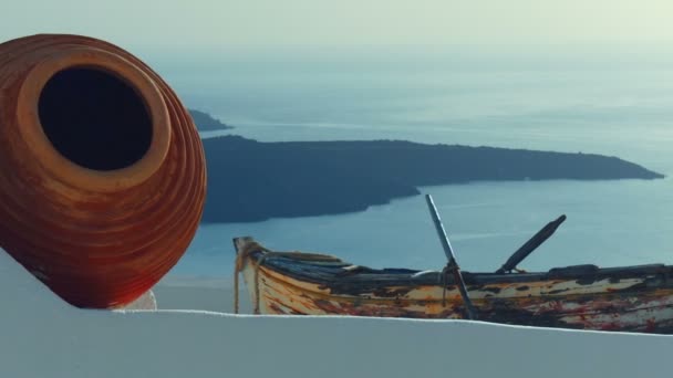 Slider Shot Featuring a Traditional Cycladic Urn, and Old Boat and the Aegean Mediterranean Sea — Stock Video