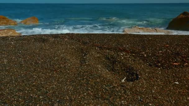 Ultra-Weitwinkel-Schieberegler Aufnahme eines mediterranen Vulkanstrandes mit schwarzem Sand und menschlichen Fußabdrücken — Stockvideo