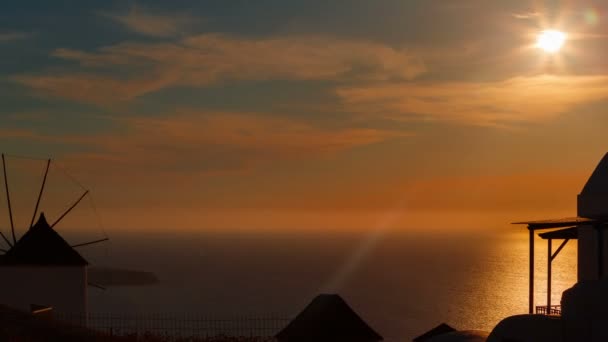 Coucher de soleil en Méditerranée montrant un moulin à vent traditionnel — Video