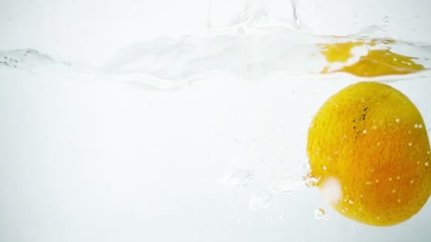被抛入水中超慢动作的橘子 — 图库视频影像