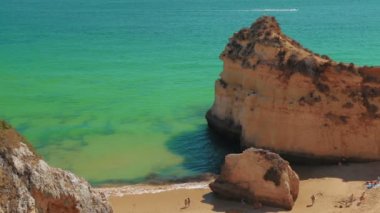 Algarve, Portekiz turist ile kayalık bir plaj atış statik