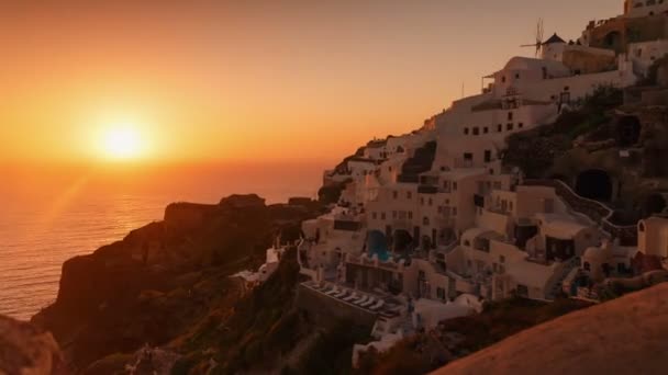 Timelapse slunce ve Středozemním moři - tradiční kykládskou domů a větrný mlýn — Stock video