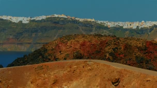 Luta Telephoto skott av den vulkaniska ön Thirassia i Santorini Grekland — Stockvideo