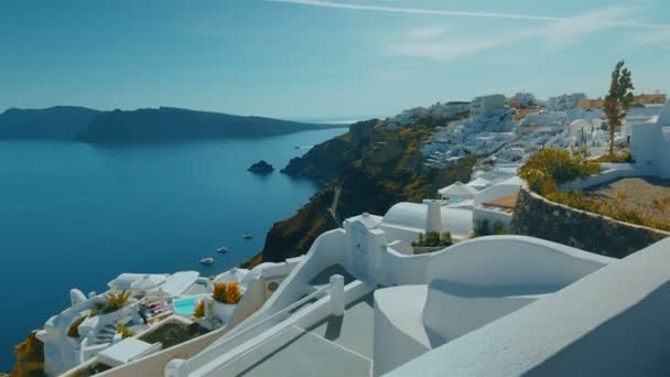 Tilting Panoramique Shot Santorin falaise et la mer Égée dans l'après-midi 