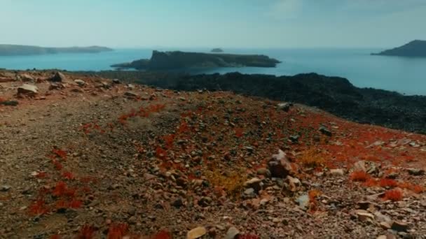 Inclinación de plano de una isla volcánica del desierto — Vídeos de Stock