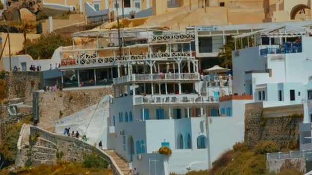 Close-up kantelbare Shot van traditionele mediterrane Villas — Stockvideo