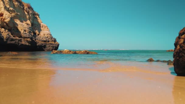 Disparo en la playa de bajo ángulo en el Algarve, Portugal — Vídeo de stock