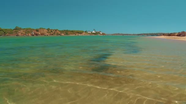 Ampio angolo spiaggia Shore Shot Turchese Acqua in Algarve, Portogallo — Video Stock