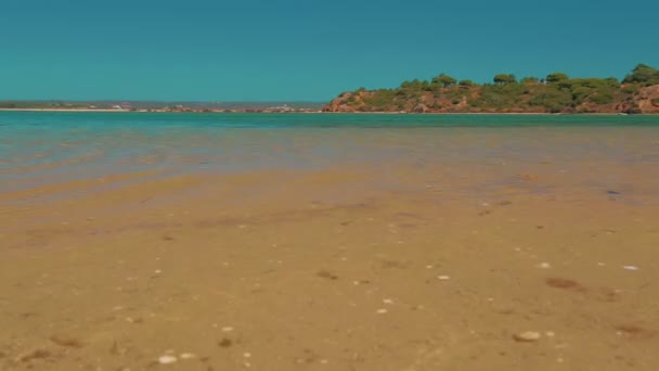 Turkuaz su Algarve, Portekiz düşük açı Beach kıyıya vurdu — Stok video