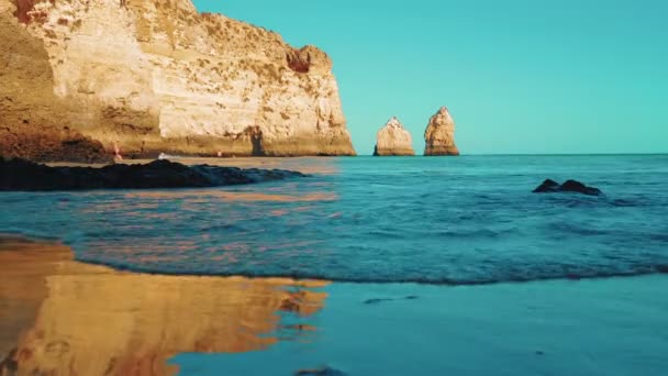 Nízký úhel Beach útesu pobřeží zastřelen v Algarve, Portugalsko — Stock video