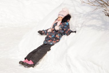 Açık beyaz karda oynarken küçük çocuk kız