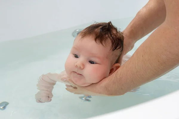 Újszülött fürödni és úszni — Stock Fotó