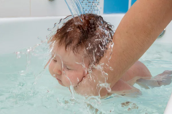 Yeni doğan bebek banyo ve Yüzme