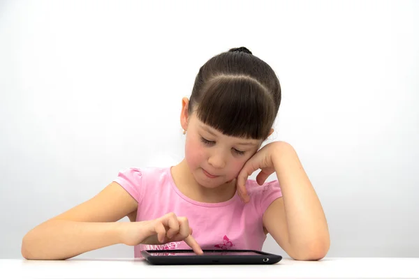 Küçük kız bir tablet PC'yi kullanma