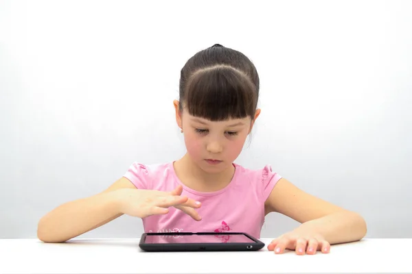 Küçük kız bir tablet PC'yi kullanma