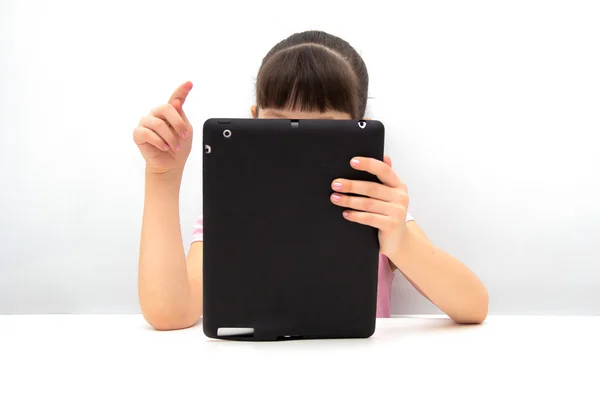 Küçük kız bir tablet PC'yi kullanma