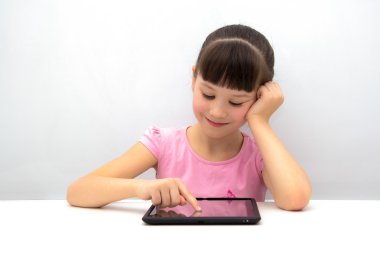 Küçük kız bir tablet PC'yi kullanma