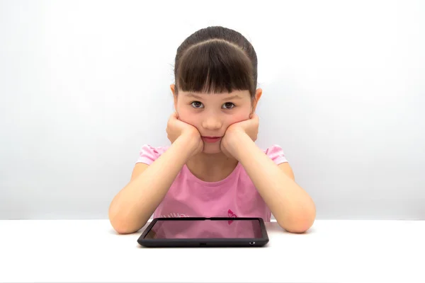 Niña usando una tableta PC — Foto de Stock