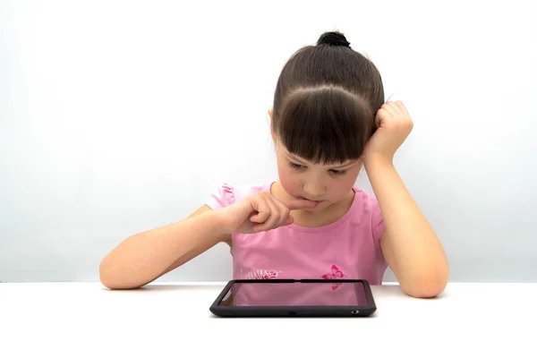 Küçük kız bir tablet PC'yi kullanma
