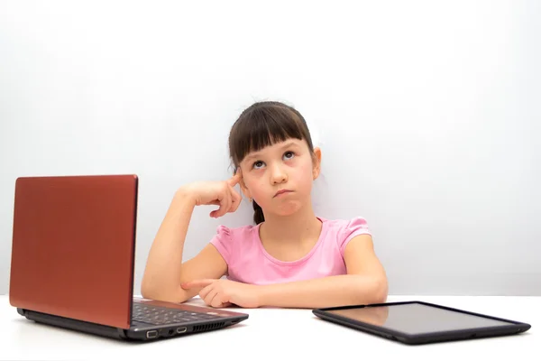 Küçük kız bir tablet PC'yi kullanma