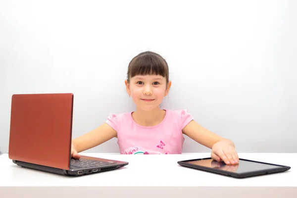 Niña usando una tableta PC —  Fotos de Stock