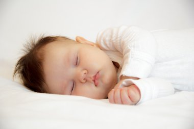 Küçük yeni doğmuş kız bebek