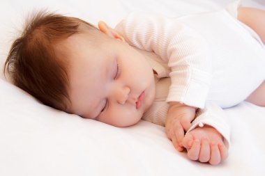 Küçük yeni doğmuş kız bebek