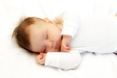 Küçük yeni doğmuş kız bebek