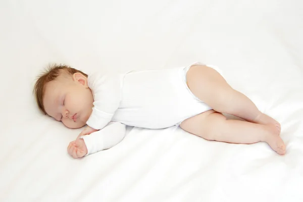 Pequeña niña recién nacida durmiendo — Foto de Stock