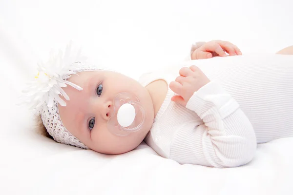 Piccola neonata sdraiata sul letto — Foto Stock