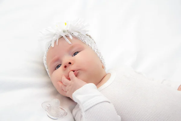 Piccola neonata sdraiata sul letto — Foto Stock