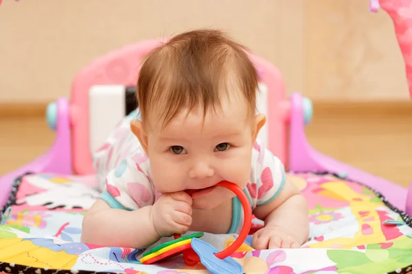 Bebê recém-nascido feliz com brinquedos — Fotografia de Stock