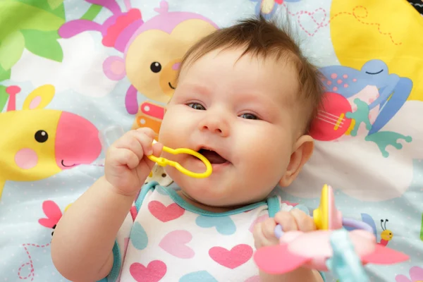 Glücklich kleines neugeborenes Baby mit Spielzeug — Stockfoto